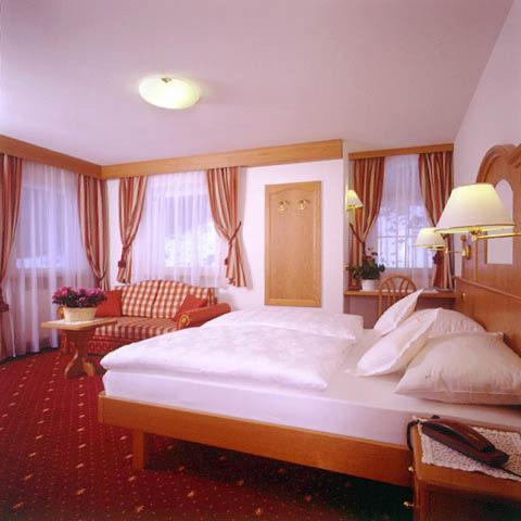 Hotel Scoiattolo Selva di Val Gardena Room photo