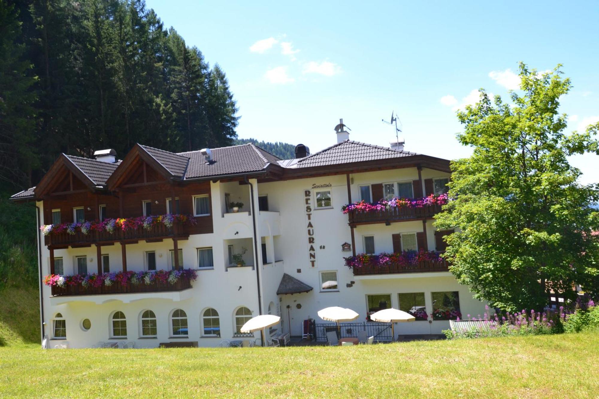 Hotel Scoiattolo Selva di Val Gardena Exterior photo