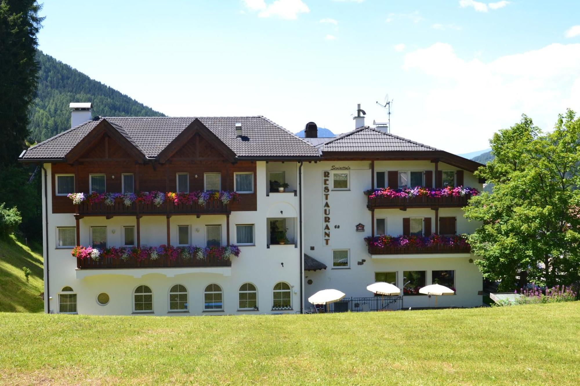 Hotel Scoiattolo Selva di Val Gardena Exterior photo