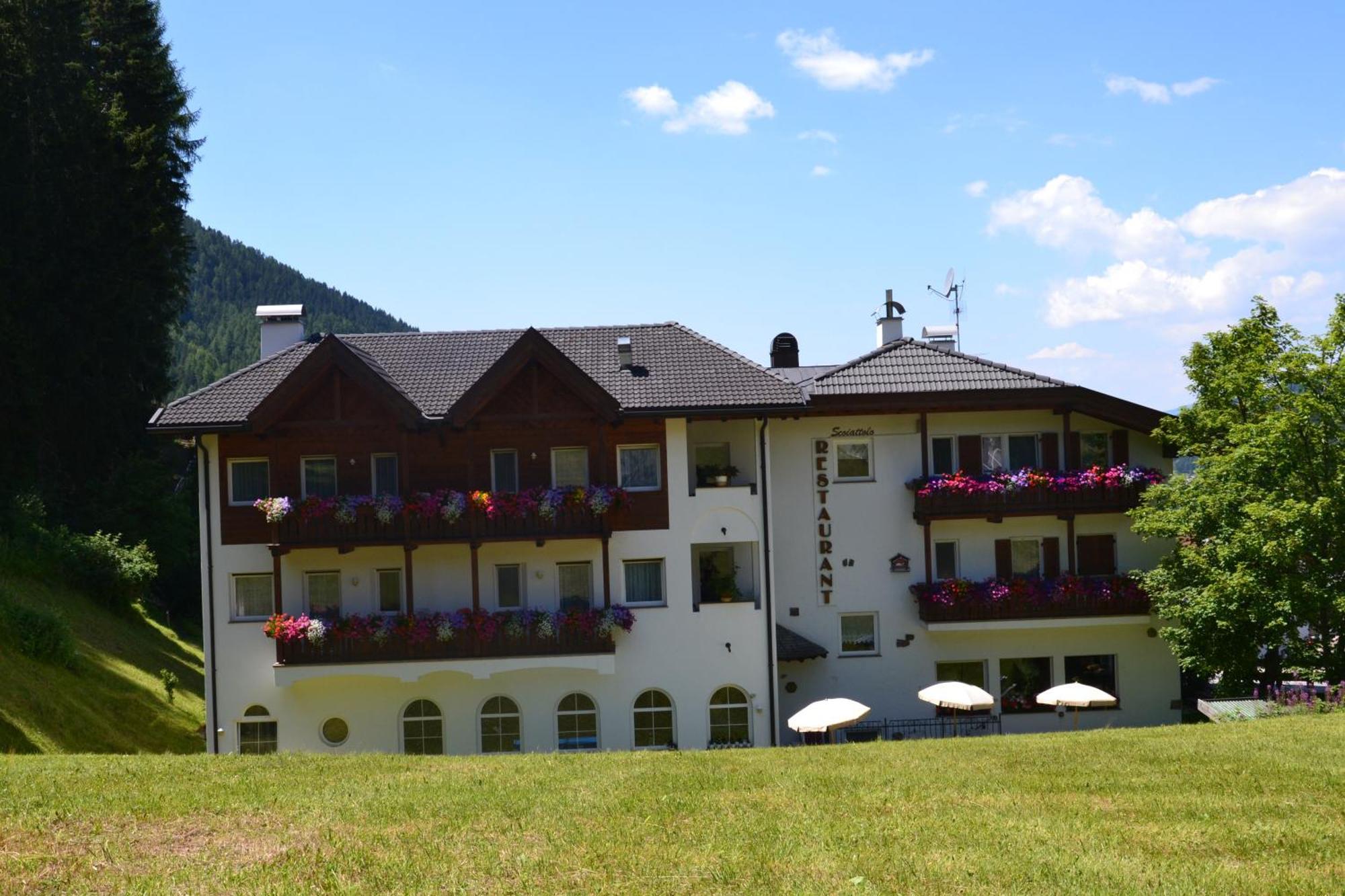 Hotel Scoiattolo Selva di Val Gardena Exterior photo