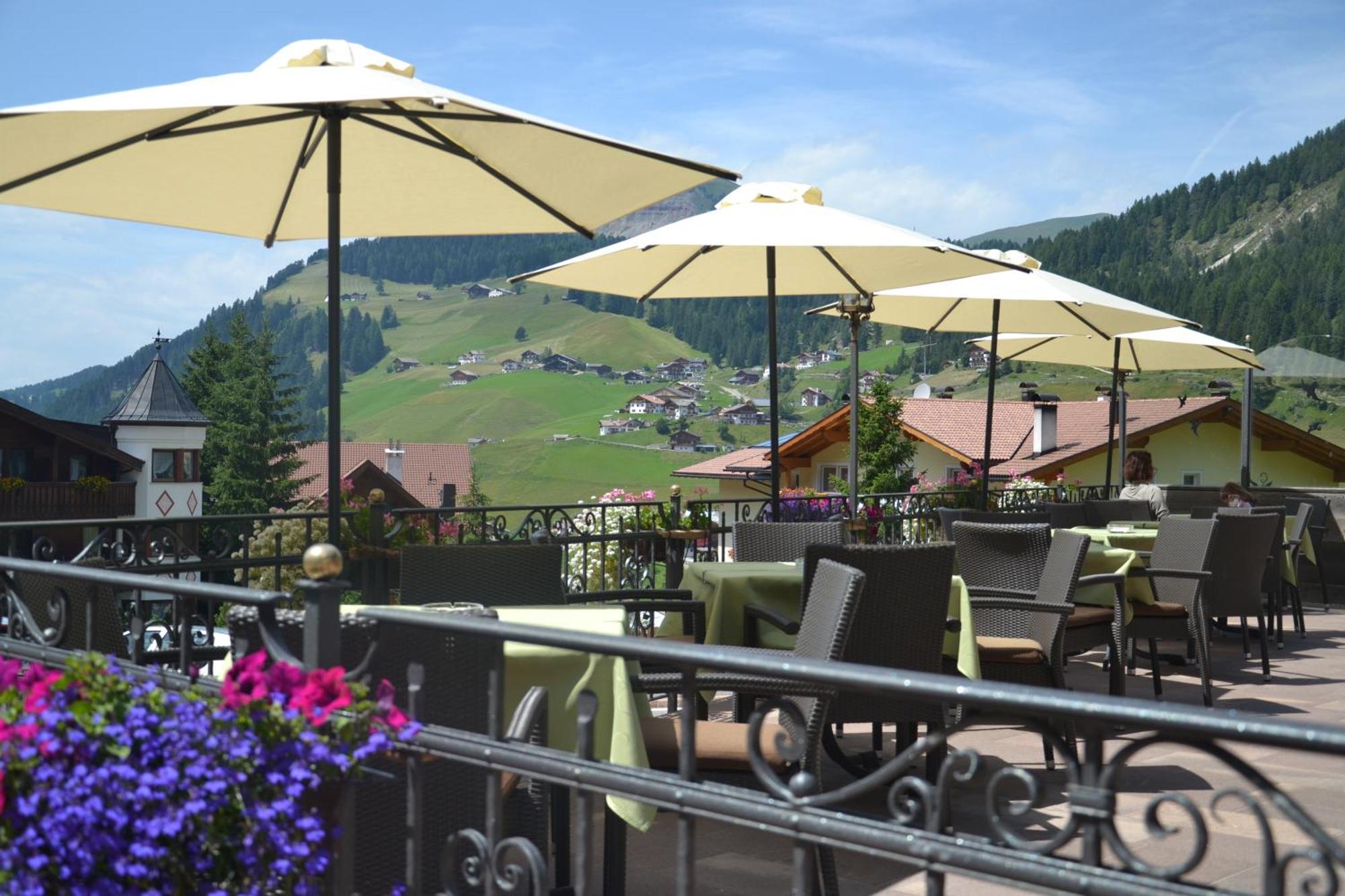 Hotel Scoiattolo Selva di Val Gardena Exterior photo